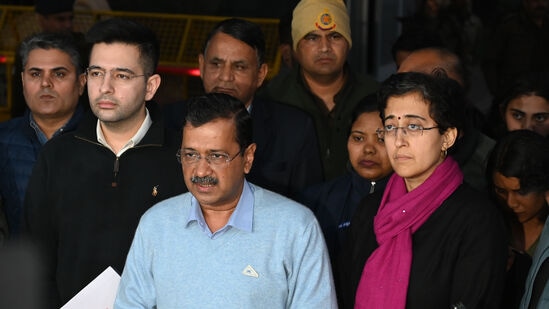 ಮೊದಲ ಚುನಾವಣೆಯಲ್ಲೇ 70 ಸ್ಥಾನಗಳ ಪೈಕಿ 28 ಸ್ಥಾನ ಗೆದ್ದು ಎರಡನೇ ಅತಿದೊಡ್ಡ ಪಕ್ಷವಾಯಿತು ಎಎಪಿ. 2015ರ ಚುನಾವಣೆಯಲ್ಲಿ 70 ಸ್ಥಾನಗಳ ಪೈಕಿ 67 ಸ್ಥಾನ ಗೆದ್ದು ಇತಿಹಾಸ ನಿರ್ಮಿಸಿತು. ಅವರ ಆಡಳಿತವು ಸಾರ್ವಜನಿಕ ಕಲ್ಯಾಣಕ್ಕೆ ಆದ್ಯತೆ ನೀಡಿದೆ, ಮೂಲಭೂತ ಅಗತ್ಯಗಳನ್ನು ಪೂರೈಸುವ ಮತ್ತು ಜೀವನ ಮಟ್ಟವನ್ನು ಸುಧಾರಿಸುವ ಗುರಿಯನ್ನು ಹೊಂದಿದೆ. ಮೊದಲ ಚುನಾವಣೆಯಲ್ಲೇ 70 ಸ್ಥಾನಗಳ ಪೈಕಿ 28 ಸ್ಥಾನ ಗೆದ್ದು ಎರಡನೇ ಅತಿದೊಡ್ಡ ಪಕ್ಷವಾಯಿತು ಎಎಪಿ. 2015ರ ಚುನಾವಣೆಯಲ್ಲಿ 70 ಸ್ಥಾನಗಳ ಪೈಕಿ 67 ಸ್ಥಾನ ಗೆದ್ದು ಇತಿಹಾಸ ನಿರ್ಮಿಸಿತು. ಅವರ ಆಡಳಿತವು ಸಾರ್ವಜನಿಕ ಕಲ್ಯಾಣಕ್ಕೆ ಆದ್ಯತೆ ನೀಡಿದೆ, ಮೂಲಭೂತ ಅಗತ್ಯಗಳನ್ನು ಪೂರೈಸುವ ಮತ್ತು ಜೀವನ ಮಟ್ಟವನ್ನು ಸುಧಾರಿಸುವ ಗುರಿಯನ್ನು ಹೊಂದಿದೆ.