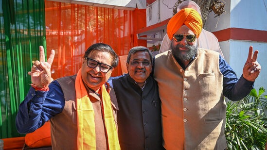 ತರ್ವಿಂದರ್ ಸಿಂಗ್ ಮರ್ವಾ: ಎಎಪಿಯ ಪ್ರಬಲ ನಾಯಕ ಮನೀಶ್‌ ಸಿಸೋಡಿಯಾ ಅವರಿಗೆ ಸೋಲುಣಿಸಿದ ತರ್ವಿಂದರ್, ಬಿಜೆಪಿಯ ಪಾಳಯದ ಸಂಭ್ರಮ ಹೆಚ್ಚಿಸಿದ್ದಾರೆ. ಜಂಗ್‌ಪುರ ಕ್ಷೇತ್ರದಿಂದ ಸ್ಪರ್ಧಿಸಿ 675 ಮತಗಳ ಅಂತರದಿಂದ ರೋಚಕ ಗೆಲುವು ಕಂಡಿದ್ದಾರೆ.