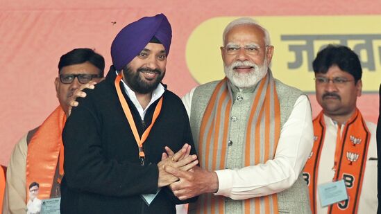 ಅರವಿಂದರ್ ಸಿಂಗ್ ಲವ್ಲಿ: ಬಿಜೆಪಿಯ ಅರವಿಂದರ್ ಸಿಂಗ್ ಲವ್ಲಿ, ಗಾಂಧಿ ನಗರ ಕ್ಷೇತ್ರದಿಂದ ಸ್ಪರ್ಧಿಸಿ ಗೆದ್ದಿದ್ದಾರೆ. ಎಎಪಿಯ ನವೀನ್‌ ಚೌಧರಿ, ಕಾಂಗ್ರೆಸ್‌ನ ಕಮಲ್‌ ಅರೋರಾಗೆ ಸೋಲುಣಿಸಿದ್ದಾರೆ.