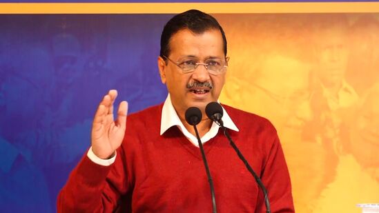 ಅರವಿಂದ್ ಕೇಜ್ರಿವಾಲ್ ಆರಂಭದಲ್ಲಿ ವೈದ್ಯರಾಗಬೇಕೆಂದು ಕನಸು ಕಂಡರು. ಆದರೆ, ಬದುಕಿನ ಬದಲಾದ ಸನ್ನಿವೇಶದಲ್ಲಿ ವ್ಯಾಸಂಗಕ್ಕಾಗಿ ಎಂಜಿನಿಯರಿಂಗ್ ಆಯ್ಕೆ ಮಾಡಿದರು. ಅವರು ಖರಗ್ಪುರದ ಇಂಡಿಯನ್ ಇನ್ಸ್ಟಿಟ್ಯೂಟ್ ಆಫ್ ಟೆಕ್ನಾಲಜಿ (ಐಐಟಿ)ಯಲ್ಲಿ 1989 ರಲ್ಲಿ ಮೆಕ್ಯಾನಿಕಲ್ ಎಂಜಿನಿಯರ್ ಆಗಿ ಪದವಿ ಪಡೆದರು. ಅರವಿಂದ್ ಕೇಜ್ರಿವಾಲ್ ಆರಂಭದಲ್ಲಿ ವೈದ್ಯರಾಗಬೇಕೆಂದು ಕನಸು ಕಂಡರು. ಆದರೆ, ಬದುಕಿನ ಬದಲಾದ ಸನ್ನಿವೇಶದಲ್ಲಿ ವ್ಯಾಸಂಗಕ್ಕಾಗಿ ಎಂಜಿನಿಯರಿಂಗ್ ಆಯ್ಕೆ ಮಾಡಿದರು. ಅವರು ಖರಗ್ಪುರದ ಇಂಡಿಯನ್ ಇನ್ಸ್ಟಿಟ್ಯೂಟ್ ಆಫ್ ಟೆಕ್ನಾಲಜಿ (ಐಐಟಿ)ಯಲ್ಲಿ 1989 ರಲ್ಲಿ ಮೆಕ್ಯಾನಿಕಲ್ ಎಂಜಿನಿಯರ್ ಆಗಿ ಪದವಿ ಪಡೆದರು.