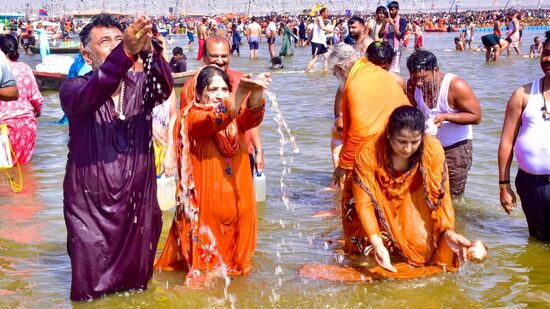 ಕರ್ನಾಟಕದ ಡಿಸಿಎಂ ಡಿ.ಕೆ.ಶಿವಕುಮಾರ್‌ ಅವರು ಪತ್ನಿ ಸಮೇತರಾಗಿ ಉತ್ತರ ಪ್ರದೇಶದ ಪ್ರಯಾಗ್‌ರಾಜ್‌ನಲ್ಲಿ ನಡೆದಿರುವ ಮಹಾಕುಂಭ ಮೇಳದಲ್ಲಿ ಭಾನುವಾರ ಭಾಗಿಯಾದರು.