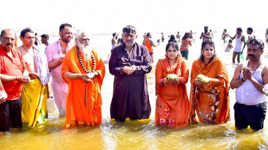 ಪ್ರಯಾರ್ರಾಜ್ಗೆ ಕುಟುಂಬದವರೊಂದಿಗೆ ಆಗಮಿಸಿದ ಡಿಕೆಶಿ ಅವರು ತ್ರಿವೇಣಿ ಸಂಗಮದಲ್ಲಿ ಪುಣ್ಯ ಸ್ನಾನ ಮಾಡಿ ಪೂಜೆ ಸಲ್ಲಿಸಿದರು. ಪ್ರಯಾರ್ರಾಜ್ಗೆ ಕುಟುಂಬದವರೊಂದಿಗೆ ಆಗಮಿಸಿದ ಡಿಕೆಶಿ ಅವರು ತ್ರಿವೇಣಿ ಸಂಗಮದಲ್ಲಿ ಪುಣ್ಯ ಸ್ನಾನ ಮಾಡಿ ಪೂಜೆ ಸಲ್ಲಿಸಿದರು.