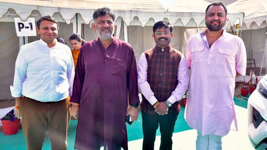 ಡಿಸಿಎಂ ಡಿ.ಕೆ.ಶಿವಕುಮಾರ್ ಅವರು ಉತ್ತರ ಪ್ರದೇಶದ ಮಹಾಕುಂಭಮೇಳಕ್ಕೆ ಆಗಮಿಸಿದಾಗ ಉತ್ತರ ಪ್ರದೇಶದ ಅಧಿಕಾರಿಗಳು ಸಾಥ್ ನೀಡಿದರು. ಡಿಸಿಎಂ ಡಿ.ಕೆ.ಶಿವಕುಮಾರ್ ಅವರು ಉತ್ತರ ಪ್ರದೇಶದ ಮಹಾಕುಂಭಮೇಳಕ್ಕೆ ಆಗಮಿಸಿದಾಗ ಉತ್ತರ ಪ್ರದೇಶದ ಅಧಿಕಾರಿಗಳು ಸಾಥ್ ನೀಡಿದರು.