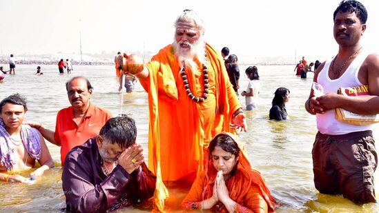 ಕರ್ನಾಟಕದ ಮುಂದಿನ ಮುಖ್ಮಮಂತ್ರಿ ಡಿಕೆ ಶಿವಕುಮಾರ್ ಎಂದು ಹೇಳುತ್ತಿರುವ ನೊಣವಿನಕೆರೆ ಕಾಡಸಿದ್ದೇಶ್ವರ ಮಠದ ಕರಿವೃಷಭ ರಾಜದೇಶಿ ಕೇಂದ್ರ ಶಿವಯೋಗಿಶ್ವರ ಶಿವಾಚಾರ್ಯ ಸ್ವಾಮೀಜಿ ಕೂಡ ಪುಣ್ಯಸ್ನಾನದ ವೇಳೆ ಹಾಜರಿದ್ದರು ದಂಪತಿ ಹರಸಿದರು. ಕರ್ನಾಟಕದ ಮುಂದಿನ ಮುಖ್ಮಮಂತ್ರಿ ಡಿಕೆ ಶಿವಕುಮಾರ್ ಎಂದು ಹೇಳುತ್ತಿರುವ ನೊಣವಿನಕೆರೆ ಕಾಡಸಿದ್ದೇಶ್ವರ ಮಠದ ಕರಿವೃಷಭ ರಾಜದೇಶಿ ಕೇಂದ್ರ ಶಿವಯೋಗಿಶ್ವರ ಶಿವಾಚಾರ್ಯ ಸ್ವಾಮೀಜಿ ಕೂಡ ಪುಣ್ಯಸ್ನಾನದ ವೇಳೆ ಹಾಜರಿದ್ದರು ದಂಪತಿ ಹರಸಿದರು.