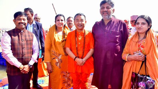 ಡಿಕೆ ಶಿವಕುಮಾರ್ ಅವರು ಪ್ರಯಾಗ್ ರಾಜ್ ನಲ್ಲಿ ಪೂಜೆ ಸಲ್ಲಿಸಿದ ವಿವಿಧ ಧಾರ್ಮಿಕ ಗುರುಗಳು ಕೂಡ ಜತೆಯಾದರು. ಡಿಕೆ ಶಿವಕುಮಾರ್ ಅವರು ಪ್ರಯಾಗ್ ರಾಜ್ ನಲ್ಲಿ ಪೂಜೆ ಸಲ್ಲಿಸಿದ ವಿವಿಧ ಧಾರ್ಮಿಕ ಗುರುಗಳು ಕೂಡ ಜತೆಯಾದರು.