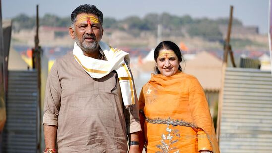 ಉತ್ತರ ಪ್ರದೇಶದ ಪ್ರಯಾಗ್ರಾಜ್ನಲ್ಲಿ ಪತ್ನಿ ಉಷಾ ಜತೆಗೆ ಅಪ್ಪಟ ಹಿಂದೂವಿನಂತೆ ಕಂಡ ಡಿಕೆಶಿವಕುಮಾರ್. ಉತ್ತರ ಪ್ರದೇಶದ ಪ್ರಯಾಗ್ರಾಜ್ನಲ್ಲಿ ಪತ್ನಿ ಉಷಾ ಜತೆಗೆ ಅಪ್ಪಟ ಹಿಂದೂವಿನಂತೆ ಕಂಡ ಡಿಕೆಶಿವಕುಮಾರ್.