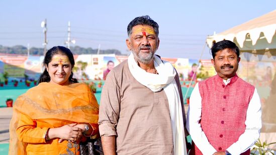 ಉತ್ತರ ಪ್ರದೇಶದ ಪ್ರಯಾಗ್ರಾಜ್ನಲ್ಲಿ ಡಿಸಿಎಂ ಡಿಕೆ ಶಿವಕುಮಾರ್ ಅವರು ಮಹಾಕುಂಭ ಮೇಳದಲ್ಲಿ ಕಾಣಿಸಿಕೊಂಡಿದ್ದು ಹೀಗೆ. ಉತ್ತರ ಪ್ರದೇಶದ ಪ್ರಯಾಗ್ರಾಜ್ನಲ್ಲಿ ಡಿಸಿಎಂ ಡಿಕೆ ಶಿವಕುಮಾರ್ ಅವರು ಮಹಾಕುಂಭ ಮೇಳದಲ್ಲಿ ಕಾಣಿಸಿಕೊಂಡಿದ್ದು ಹೀಗೆ.