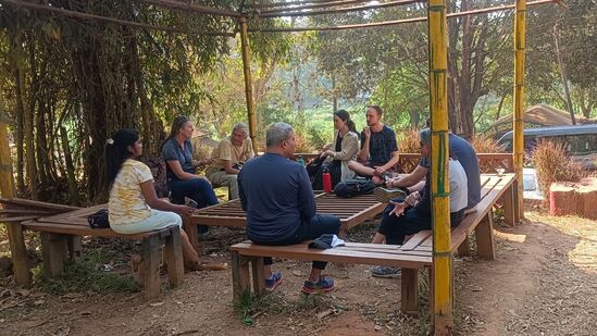 ನಾಗರಹೊಳೆಗೆ ಆಗಮಿಸುವ ವಿದೇಶಿ ಪ್ರವಾಸಿಗರಿಗೂ ಬಿಸಿಲ ಝಳ ತಟ್ಟಿದೆ. ಹಲವರು ನೆರಳಿನಲ್ಲಿ ಕುಳಿತು ಚರ್ಚೆಯಲ್ಲಿ ತೊಡಗಿದ್ದಾರೆ.