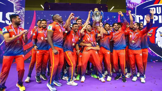 ಯುನೈಟೆಡ್ ಅರಬ್ ಎಮಿರೇಟ್ಸ್​​ನಲ್ಲಿ ಜರುಗಿದ ಇಂಟರ್​​ನ್ಯಾಷನಲ್ ಲೀಗ್​ ಟಿ20 ಟೂರ್ನಿಯ ಫೈನಲ್​​ನಲ್ಲಿ ಸ್ಯಾಮ್ ಕರಣ್ ನಾಯಕತ್ವದ ಡೆಸಾರ್ಟ್ ವೈಪರ್ಸ್ ತಂಡದ ವಿರುದ್ಧ 4 ವಿಕೆಟ್​ಗಳ ಭರ್ಜರಿ ಗೆಲುವು ದಾಖಲಿಸಿದ ಸ್ಯಾಮ್ ಬಿಲ್ಲಿಂಗ್ಸ್ ಮುಂದಾಳತ್ವದ ದುಬೈ ಕ್ಯಾಪಿಟಲ್ಸ್ ಚೊಚ್ಚಲ ಟ್ರೋಫಿಗೆ ಮುತ್ತಿಕ್ಕುವಲ್ಲಿ ಯಶಸ್ವಿಯಾಗಿದೆ.