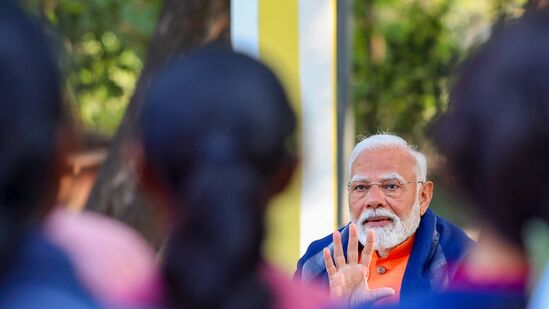 Pariksha Pe Charcha 2025: ಪರೀಕ್ಷಾ ಪೇ ಚರ್ಚಾ ಕಾರ್ಯಕ್ರಮ ನಡೆಸಿಕೊಟ್ಟ ಪ್ರಧಾನಿ ನರೇಂದ್ರ ಮೋದಿ ಅವರು, ಈ ಸಲ ಪರೀಕ್ಷೆ ಬರೆಯುವ ವಿದ್ಯಾರ್ಥಿಗಳಿಗೆ ಪರೀಕ್ಷಾ ಒತ್ತಡ ಎದುರಿಸುವುದು ಹೇಗೆ, ಆರೋಗ್ಯ ಕಾಪಾಡಿಕೊಳ್ಳುವುದು ಹೇಗೆ ಎಂಬಿತ್ಯಾದಿ ಪ್ರಮುಖ 10 ಎಕ್ಸಾಂ ಟಿಪ್ಸ್ ಅನ್ನು ಹಂಚಿಕೊಂಡರು. ವಿದ್ಯಾರ್ಥಿಗಳಿಗೆ ಇದು ನೆರವಾಗಬಹುದು.