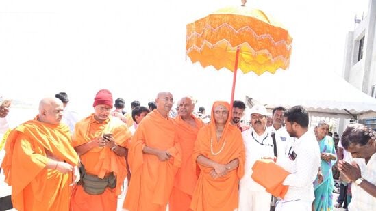 ತ್ರಿವೇಣಿ ಸಂಗಮದಲ್ಲಿ ನದಿಯ ಮಧ್ಯ ಭಾಗದಲ್ಲಿರುವ ನಡುಹೊಳೆ ಬಸವೇಶ್ವರ ಮೂರ್ತಿಯ ಬಳಿಗೆ ದೋಣಿ ಮೂಲಕ ತೆರಳಿದ ಸ್ವಾಮೀಜಿಗಳು ಅಲ್ಲಿ ಪೂಜೆ ಸಲ್ಲಿಸಿದರು ತ್ರಿವೇಣಿ ಸಂಗಮದಲ್ಲಿ ನದಿಯ ಮಧ್ಯ ಭಾಗದಲ್ಲಿರುವ ನಡುಹೊಳೆ ಬಸವೇಶ್ವರ ಮೂರ್ತಿಯ ಬಳಿಗೆ ದೋಣಿ ಮೂಲಕ ತೆರಳಿದ ಸ್ವಾಮೀಜಿಗಳು ಅಲ್ಲಿ ಪೂಜೆ ಸಲ್ಲಿಸಿದರು