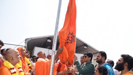 ಟಿ ನರಸೀಪುರದ ತ್ರಿವೇಣಿ ಸಂಗಮದಲ್ಲಿ ನಡೆಯುತ್ತಿರುವ ಕುಂಭಮೇಳದ ಭದ್ರತೆಗಾಗಿ 1200 ಪೊಲೀಸರನ್ನು ನಿಯೋಜಿಸಲಾಗಿದೆ. ಆಯ್ದ ಸ್ಥಳಗಳಲ್ಲಿ ಪಾರ್ಕಿಂಗ್ ವ್ಯವಸ್ಥೆ ಏರ್ಪಡಿಸಲಾಗಿದೆ. ಇದಲ್ಲದೆ ಭಕ್ತರ ಅನುಕೂಲಕ್ಕೆ ಬೇಕಾದ ಕ್ರಮಗಳನ್ನು ಜಿಲ್ಲಾಡಳಿತ ತೆಗೆದುಕೊಂಡಿದೆ. ಟಿ ನರಸೀಪುರದ ತ್ರಿವೇಣಿ ಸಂಗಮದಲ್ಲಿ ನಡೆಯುತ್ತಿರುವ ಕುಂಭಮೇಳದ ಭದ್ರತೆಗಾಗಿ 1200 ಪೊಲೀಸರನ್ನು ನಿಯೋಜಿಸಲಾಗಿದೆ. ಆಯ್ದ ಸ್ಥಳಗಳಲ್ಲಿ ಪಾರ್ಕಿಂಗ್ ವ್ಯವಸ್ಥೆ ಏರ್ಪಡಿಸಲಾಗಿದೆ. ಇದಲ್ಲದೆ ಭಕ್ತರ ಅನುಕೂಲಕ್ಕೆ ಬೇಕಾದ ಕ್ರಮಗಳನ್ನು ಜಿಲ್ಲಾಡಳಿತ ತೆಗೆದುಕೊಂಡಿದೆ.