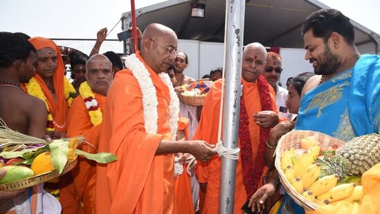 ಸುತ್ತೂರು ಶ್ರೀ ಶಿವರಾತ್ರಿ ದೇಶಿಕೇಂದ್ರ ಸ್ವಾಮೀಜಿ, ಆದಿಚುಂಚನಗಿರಿ ಮಠದ ಶ್ರೀ ನಿರ್ಮಲಾನಂದನಾಥ ಸ್ವಾಮೀಜಿ ಧ್ವಜಾರೋಹಣ ನೆರವೇರಿಸುವ ಮೂಲಕ ತಿ ನರಸೀಪುರದ ಕುಂಭ ಮೇಳಕ್ಕೆ ಚಾಲನೆ ನೀಡಿದರು. ಸುತ್ತೂರು ಶ್ರೀ ಶಿವರಾತ್ರಿ ದೇಶಿಕೇಂದ್ರ ಸ್ವಾಮೀಜಿ, ಆದಿಚುಂಚನಗಿರಿ ಮಠದ ಶ್ರೀ ನಿರ್ಮಲಾನಂದನಾಥ ಸ್ವಾಮೀಜಿ ಧ್ವಜಾರೋಹಣ ನೆರವೇರಿಸುವ ಮೂಲಕ ತಿ ನರಸೀಪುರದ ಕುಂಭ ಮೇಳಕ್ಕೆ ಚಾಲನೆ ನೀಡಿದರು. 