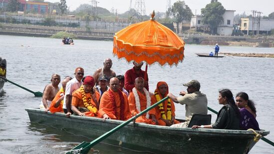 ಗಂಗಾರತಿ ಮಾದರಿಯಲ್ಲಿ ಇಲ್ಲೂ ಕೂಡ ಕಾವೇರಿ ಆರತಿ ನಾಳೆ ನಡೆಯಲಿದೆ. ಮಾಘ ಮಾಸದ ಪೂರ್ಣಿಮೆಯ ಮೂರು ದಿನ ಪುಣ್ಯಸ್ನಾನಕ್ಕೆ ಪ್ರಶಸ್ತ ದಿನ. ಸಹಸ್ರಾರು ಭಕ್ತರು ಪುಣ್ಯಸ್ನಾನದಲ್ಲಿ ಭಾಗಿಯಾಗಲಿದ್ದಾರೆ. ಗಂಗಾರತಿ ಮಾದರಿಯಲ್ಲಿ ಇಲ್ಲೂ ಕೂಡ ಕಾವೇರಿ ಆರತಿ ನಾಳೆ ನಡೆಯಲಿದೆ. ಮಾಘ ಮಾಸದ ಪೂರ್ಣಿಮೆಯ ಮೂರು ದಿನ ಪುಣ್ಯಸ್ನಾನಕ್ಕೆ ಪ್ರಶಸ್ತ ದಿನ. ಸಹಸ್ರಾರು ಭಕ್ತರು ಪುಣ್ಯಸ್ನಾನದಲ್ಲಿ ಭಾಗಿಯಾಗಲಿದ್ದಾರೆ.
