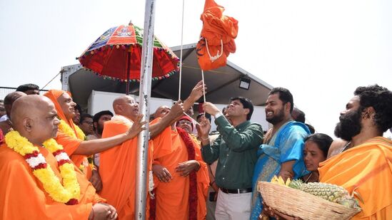 ಸುತ್ತೂರು ಶ್ರೀ ಶಿವರಾತ್ರಿ ದೇಶಿಕೇಂದ್ರ ಸ್ವಾಮೀಜಿ, ಆದಿಚುಂಚನಗಿರಿ ಮಠದ ಶ್ರೀ ನಿರ್ಮಲಾನಂದನಾಥ ಸ್ವಾಮೀಜಿ ಧ್ವಜಾರೋಹಣ ನೆರವೇರಿಸಿದ ಬಳಿಕ ಪೂಜಾ ಕೈಂಕರ್ಯಗಳು ನಡೆದವು. ಸುತ್ತೂರು ಶ್ರೀ ಶಿವರಾತ್ರಿ ದೇಶಿಕೇಂದ್ರ ಸ್ವಾಮೀಜಿ, ಆದಿಚುಂಚನಗಿರಿ ಮಠದ ಶ್ರೀ ನಿರ್ಮಲಾನಂದನಾಥ ಸ್ವಾಮೀಜಿ ಧ್ವಜಾರೋಹಣ ನೆರವೇರಿಸಿದ ಬಳಿಕ ಪೂಜಾ ಕೈಂಕರ್ಯಗಳು ನಡೆದವು.