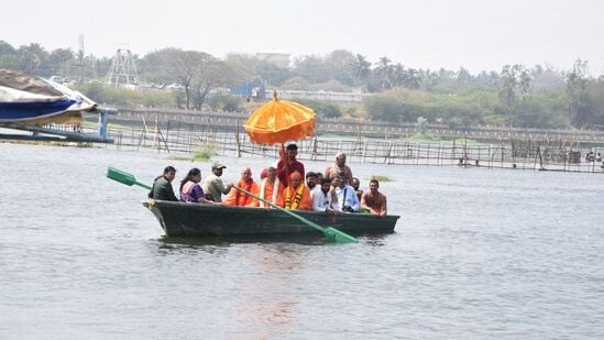 ತಿರಮಕೂಡಲು ನರಸೀಪುರದ ತ್ರಿವೇಣಿ ಸಂಗಮ ಎಂದರೆ ಅದು ಪವಿತ್ರ ನದಿಗಳಾದ ಕಾವೇರಿ-ಕಪಿಲಾ ನದಿಗಳ ಜತೆಗೆ ಸ್ಪಟಿಕ ಸರೋವರದ ಸಂಗಮ ತಾಣ. ತಿರಮಕೂಡಲು ನರಸೀಪುರದ ತ್ರಿವೇಣಿ ಸಂಗಮ ಎಂದರೆ ಅದು ಪವಿತ್ರ ನದಿಗಳಾದ ಕಾವೇರಿ-ಕಪಿಲಾ ನದಿಗಳ ಜತೆಗೆ ಸ್ಪಟಿಕ ಸರೋವರದ ಸಂಗಮ ತಾಣ. 