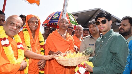 ಕುಂಭ ಮೇಳಕ್ಕೆ ಆಗಮಿಸಿದ ಸ್ವಾಮೀಜಿಯವರನ್ನು ಜಿಲ್ಲಾಡಳಿತ ಬರಮಾಡಿಕೊಂಡ ಸಂದರ್ಭ. ಕುಂಭ ಮೇಳಕ್ಕೆ ಆಗಮಿಸಿದ ಸ್ವಾಮೀಜಿಯವರನ್ನು ಜಿಲ್ಲಾಡಳಿತ ಬರಮಾಡಿಕೊಂಡ ಸಂದರ್ಭ.