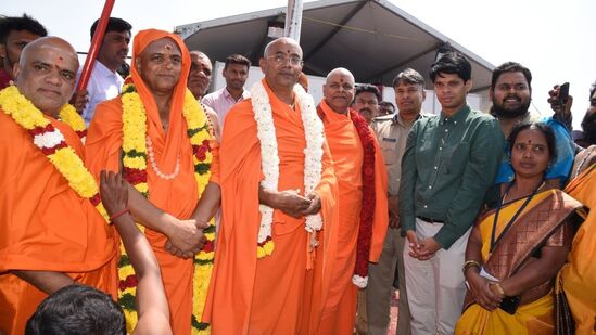 ತಿರುಮಕೂಡಲು ನರಸೀಪುರದ ತ್ರಿವೇಣಿ ಸಂಗಮದಲ್ಲಿ ಸುತ್ತೂರು ಶ್ರೀಗಳು ಹಾಗೂ ಆದಿಚುಂಚನಗಿರಿಯ ಶ್ರೀ ಬಾಲಗಂಗಾಧರನಾಥಸ್ವಾಮೀಜಿಯವರು ಕುಂಭಮೇಳ ಪ್ರಾರಂಭ ಮಾಡಿದರು. ತಿರುಮಕೂಡಲು ನರಸೀಪುರದ ತ್ರಿವೇಣಿ ಸಂಗಮದಲ್ಲಿ ಸುತ್ತೂರು ಶ್ರೀಗಳು ಹಾಗೂ ಆದಿಚುಂಚನಗಿರಿಯ ಶ್ರೀ ಬಾಲಗಂಗಾಧರನಾಥಸ್ವಾಮೀಜಿಯವರು ಕುಂಭಮೇಳ ಪ್ರಾರಂಭ ಮಾಡಿದರು.