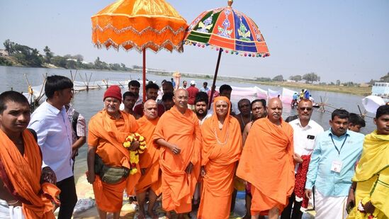 ಭಕ್ತರು ಕುಂಭ ಮೇಳಕ್ಕೆ ಆಗಮಿಸಿ ಪವಿತ್ರ ಸ್ನಾನ ಮಾಡಬಹುದು. ಮಾಘ ಪೂರ್ಣಿಮೆಯ ಸಮೀಪದ ಮೂರು ದಿನ ಪುಣ್ಯಸ್ನಾನಕ್ಕೆ ಪ್ರಶಸ್ತ ದಿನ ಎಂದು ಟಿ ನರಸೀಪುರದ ತ್ರಿವೇಣಿ ಸಂಗಮದಲ್ಲಿ ಆದಿಚುಂಚನಗಿರಿ ಮೈಸೂರು ಶಾಖಾ ಮಠದ ಶ್ರೀ ಸೋಮನಾಥ ಸ್ವಾಮೀಜಿ ತಿಳಿಸಿದ್ದಾರೆ. ಭಕ್ತರು ಕುಂಭ ಮೇಳಕ್ಕೆ ಆಗಮಿಸಿ ಪವಿತ್ರ ಸ್ನಾನ ಮಾಡಬಹುದು. ಮಾಘ ಪೂರ್ಣಿಮೆಯ ಸಮೀಪದ ಮೂರು ದಿನ ಪುಣ್ಯಸ್ನಾನಕ್ಕೆ ಪ್ರಶಸ್ತ ದಿನ ಎಂದು ಟಿ ನರಸೀಪುರದ ತ್ರಿವೇಣಿ ಸಂಗಮದಲ್ಲಿ ಆದಿಚುಂಚನಗಿರಿ ಮೈಸೂರು ಶಾಖಾ ಮಠದ ಶ್ರೀ ಸೋಮನಾಥ ಸ್ವಾಮೀಜಿ ತಿಳಿಸಿದ್ದಾರೆ.