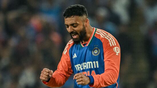 ಹಾಗೆಯೇ ತಾತ್ಕಾಲಿಕ ತಂಡದ ಭಾಗವಾಗಿದ್ದ ಎಡಗೈ ಆಟಗಾರ ಯಶಸ್ವಿ ಜೈಸ್ವಾಲ್ ಬದಲಿಗೆ ಮಿಸ್ಟರಿ ಸ್ಪಿನ್ನರ್ ವರುಣ್ ಚಕ್ರವರ್ತಿಗೆ 15 ಸದಸ್ಯರ ತಂಡದಲ್ಲಿ ಅವಕಾಶ ನೀಡಲಾಗಿದೆ. ಹಾಗೆಯೇ ತಾತ್ಕಾಲಿಕ ತಂಡದ ಭಾಗವಾಗಿದ್ದ ಎಡಗೈ ಆಟಗಾರ ಯಶಸ್ವಿ ಜೈಸ್ವಾಲ್ ಬದಲಿಗೆ ಮಿಸ್ಟರಿ ಸ್ಪಿನ್ನರ್ ವರುಣ್ ಚಕ್ರವರ್ತಿಗೆ 15 ಸದಸ್ಯರ ತಂಡದಲ್ಲಿ ಅವಕಾಶ ನೀಡಲಾಗಿದೆ.