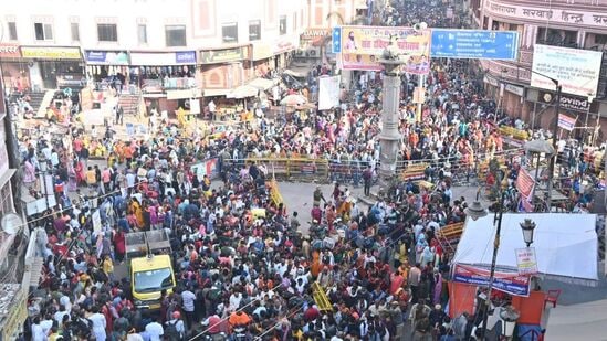 ಕಾಶಿ ಬೀದಿಗಳಲ್ಲಿ ಜನಸಂದಣಿಕಾಶಿಯಲ್ಲಿ ದಾಖಲೆ ಸಂಖ್ಯೆಯ ಭಕ್ತರು ತೆರಳಿದ್ದು, ವಿಶ್ವನಾಥನ ಸನ್ನಿಧಿಯಲ್ಲಿ ಜಮಾವಣೆಗೊಂಡಿದ್ದಾರೆ. ಇದರಿಂದ ಕಾಶಿಗೆ ತೆರಳುವ ಎಲ್ಲ ರಸ್ತೆಗಳಲ್ಲೂ ಟ್ರಾಫಿಕ್ ಜಾಮ್ ಉಂಟಾಗಿದೆ. ಎಲ್ಲ ಬೀದಿಗಳಲ್ಲೂ ವಿಶ್ವನಾಥನ ಭಕ್ತರು ಕಾಣಿಸುತ್ತಿದ್ದಾರೆ. ಪ್ರತಿಯೊಂದು ರಸ್ತೆಯಲ್ಲೂ ಹರ-ಹರ ಮಹಾದೇವ್ ಎಂಬ ಘೋಷಣೆ ಪ್ರತಿಧ್ವನಿಸುತ್ತಿದೆ.