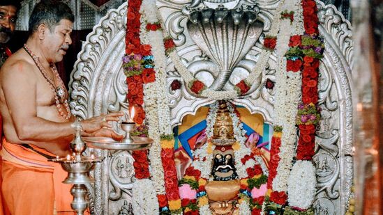 ಭಾರತ್‌ ಹುಣ್ಣಿಮೆ &nbsp;ಹಿನ್ನೆಲೆಯಲ್ಲಿ ಬೆಳಗಾವಿ ಜಿಲ್ಲೆ ಸವದತ್ತಿಯ ರೇಣುಕಾ ಎಲ್ಲಮ್ಮ ದೇವಿಗೆ ವಿಶೇಷ ಪೂಜೆಯನ್ನು ಸಲ್ಲಿಸಲಾಯಿತು.