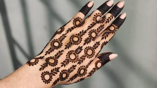 ಹೂವು ಮತ್ತು ಎಲೆಯ ವಿನ್ಯಾಸಈ ಹೂವು ಮತ್ತು ಎಲೆಯ ವಿನ್ಯಾಸವು ಹಿಂಭಾಗದ ಕೈಗೆ ಸೂಕ್ತವಾಗಿದೆ. ನಿಮಗೆ ಗೋರಂಟಿ ಹಚ್ಚಲು ಅಷ್ಟಾಗಿ ಬರುವುದಿಲ್ಲವಾದರೆ ಈ ಶೈಲಿಯನ್ನು ಆಯ್ಕೆ ಮಾಡಬಹುದು. ಇದನ್ನು ಹಚ್ಚುವುವುದು ಸುಲಭ.