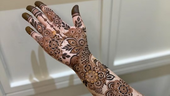 ಮಿಶ್ರ&nbsp;ವಿನ್ಯಾಸಹೂವುಗಳು,&nbsp;ಎಲೆಗಳು,&nbsp;ಬಳ್ಳಿಗಳು ಮತ್ತು&nbsp;3D&nbsp;ಯ ಸಂಯೋಜನೆಯಾದ ಈ ವಿನ್ಯಾಸವು ಮದುವೆಯಂತಹ ಕಾರ್ಯಕ್ರಮಗಳಿಗೆ ಉತ್ತಮವಾಗಿದೆ. ನಿಮ್ಮ ಮಣಿಕಟ್ಟಿನವರೆಗೂ ಮೆಹಂದಿ ಹಚ್ಚಿಕೊಳ್ಳಲು ಬಯಸಿದರೆ ಈ ವಿನ್ಯಾಸವನ್ನು ಪ್ರಯತ್ನಿಸಬಹುದು.