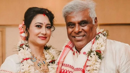 ಆಶಿಶ್ ವಿದ್ಯಾರ್ಥಿ: ಕನ್ನಡ ಸಿನಿಮಾ ಪ್ರಿಯರಿಗೆ ವಿಲನ್ ಪಾತ್ರದಲ್ಲಿ ನಟಿಸುವ ಆಶಿಶ್ ವಿದ್ಯಾರ್ಥಿ ಗೊತ್ತು. 2023ರಲ್ಲಿ ಇವರು ಕೋಲ್ಕತ್ತಾದಲ್ಲಿ ಅಸ್ಸಾಂ ಮೂಲದ ಫ್ಯಾಷನ್ ಉದ್ಯಮಿ ರೂಪಾಲಿ ಬರುವಾ ಅವರನ್ನು ವಿವಾಹವಾಗಿದ್ದರು. ಅಂದಹಾಗೆ, ಆ ಸಮಯದಲ್ಲಿ ಆಶಿಶ್ ವಿದ್ಯಾರ್ಥಿಗೆ ವಯಸ್ಸು 57. ಆಶಿಶ್ ವಿದ್ಯಾರ್ಥಿ: ಕನ್ನಡ ಸಿನಿಮಾ ಪ್ರಿಯರಿಗೆ ವಿಲನ್ ಪಾತ್ರದಲ್ಲಿ ನಟಿಸುವ ಆಶಿಶ್ ವಿದ್ಯಾರ್ಥಿ ಗೊತ್ತು. 2023ರಲ್ಲಿ ಇವರು ಕೋಲ್ಕತ್ತಾದಲ್ಲಿ ಅಸ್ಸಾಂ ಮೂಲದ ಫ್ಯಾಷನ್ ಉದ್ಯಮಿ ರೂಪಾಲಿ ಬರುವಾ ಅವರನ್ನು ವಿವಾಹವಾಗಿದ್ದರು. ಅಂದಹಾಗೆ, ಆ ಸಮಯದಲ್ಲಿ ಆಶಿಶ್ ವಿದ್ಯಾರ್ಥಿಗೆ ವಯಸ್ಸು 57. 