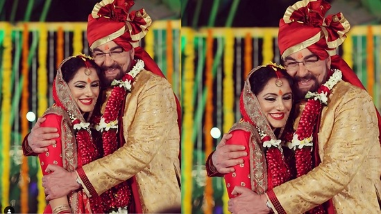 ಕಬೀರ್ ಬೇಡಿ: 2016ರಲ್ಲಿ ಹಿರಿಯ ನಟ ಕಬೀರ್ಬೇಡಿ ಅವರು ಪರ್ವೀನ್ ದೂಸಂಜ್ರನ್ನು ಮದುವೆಯಾದರು. ವಿವಾಹವಾದ ಸಮಯದಲ್ಲಿ ಕಬೀರ್ ಬೇಡಿ ವಯಸ್ಸು 70 ವರ್ಷ. ಅಂದಹಾಗೆ, ಇದು ಇವರ ನಾಲ್ಕನೇ ವಿವಾಹವಾಗಿತ್ತು. ಕಬೀರ್ ಬೇಡಿ: 2016ರಲ್ಲಿ ಹಿರಿಯ ನಟ ಕಬೀರ್ಬೇಡಿ ಅವರು ಪರ್ವೀನ್ ದೂಸಂಜ್ರನ್ನು ಮದುವೆಯಾದರು. ವಿವಾಹವಾದ ಸಮಯದಲ್ಲಿ ಕಬೀರ್ ಬೇಡಿ ವಯಸ್ಸು 70 ವರ್ಷ. ಅಂದಹಾಗೆ, ಇದು ಇವರ ನಾಲ್ಕನೇ ವಿವಾಹವಾಗಿತ್ತು.