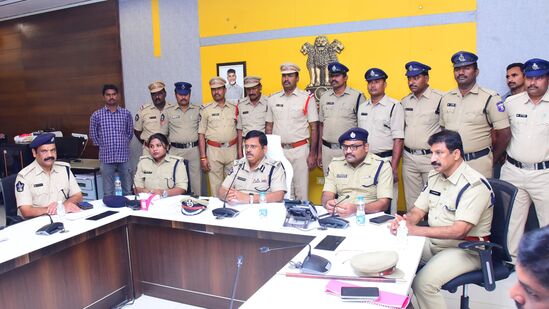 2.5 ಕೋಟಿ ಮೌಲ್ಯದ ಐಫೋನ್ ಕಳ್ಳತನ; ಮಿಂಚಿನ ಕಾರ್ಯಾಚರಣೆ ನಡೆಸಿ ಆರೋಪಿಗಳನ್ನು ಬಂಧಿಸಿದ ಪೊಲೀಸರುವಿಜಯವಾಡದಲ್ಲಿ ನಡೆದ ಐಫೋನ್ ಕಳ್ಳತನ ಪ್ರಕರಣವನ್ನು ಪೊಲೀಸರು ಭೇದಿಸಿದ್ದಾರೆ. ಈ ಪ್ರಕರಣದಲ್ಲಿ, ಐಫೋನ್ ಮಾರಾಟ ಮಾಡುವ ಇಂಗ್ರಾಮ್ ಮೈಕ್ರೋ ಇಂಡಿಯಾ ವೇರ್‌ ಹೌಸಿಂಗ್ ಕಾರ್ಪೊರೇಷನ್‌ನಿಂದ 2.5 ಕೋಟಿ ರೂ.ಗಳ ಫೋನ್‌ಗಳನ್ನು ಕಳವು ಮಾಡಲಾಗಿದೆ. ಆರೋಪಿಗಳು ಗೋದಾಮಿನ ಮೇಲ್ಭಾಗದಿಂದ ಹಾಳೆಗಳನ್ನು ತೆಗೆದು ಫೋನ್ ಮತ್ತು ಎಲೆಕ್ಟ್ರಾನಿಕ್ ಸಾಧನಗಳನ್ನು ಕದ್ದಿದ್ದಾರೆ &nbsp;.&nbsp;