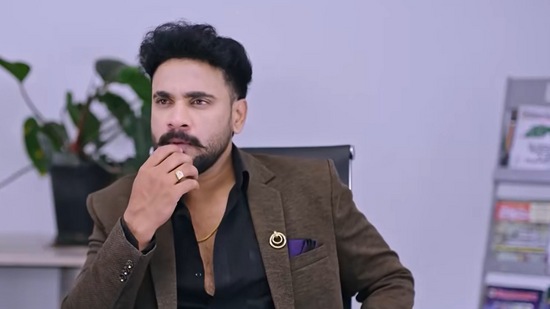 ಮುಂದಿನ ಚೇರ್ಮನ್ ನೀವೇ ಆಗಿ ಎಂದು ಬೋರ್ಡ್ ಸದಸ್ಯರು ಭೂಪತಿಗೆ ಹೇಳುತ್ತಾರೆ. ಈ ಸಮಯದಲ್ಲಿ ಚೇರ್ಮನ್ ನಾನಾಗಬಹುದು ಎಂದು ಜೈದೇವ್ ಯೋಚಿಸುತ್ತಾನೆ. ಮುಂದಿನ ಚೇರ್ಮನ್ ನೀವೇ ಆಗಿ ಎಂದು ಬೋರ್ಡ್ ಸದಸ್ಯರು ಭೂಪತಿಗೆ ಹೇಳುತ್ತಾರೆ. ಈ ಸಮಯದಲ್ಲಿ ಚೇರ್ಮನ್ ನಾನಾಗಬಹುದು ಎಂದು ಜೈದೇವ್ ಯೋಚಿಸುತ್ತಾನೆ.