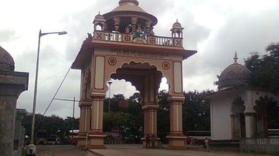 ಮಂಗಳೂರು: ಶಿವರಾತ್ರಿ ಸಂದರ್ಭ ಕರ್ನಾಟಕ ಕರಾವಳಿಗೇನಾದರೂ ಆಗಮಿಸುವುದಿದ್ದರೆ, ದಕ್ಷಿಣ ಕನ್ನಡ ಜಿಲ್ಲೆಯ ಈ ಶಿವಸಾನಿಧ್ಯಗಳಿಗೆ ನೀವು ಹೋಗಲೇಬೇಕು. ವಿಶ್ವವಿಖ್ಯಾತವಾದ ಪುಣ್ಯಕ್ಷೇತ್ರವೆನಿಸಿದ ಶ್ರೀ ಕ್ಷೇತ್ರ ಧರ್ಮಸ್ಥಳ ಪಶ್ಚಿಮ ಘಟ್ಟ ಇಳಿದ ಕೂಡಲೇ ಸಿಕ್ಕರೆ, ಅಲ್ಲೇ ಮುಂದಕ್ಕೆ ಸಾಗಿದರೆ, ಉಪ್ಪಿನಂಗಡಿಯ ಸಹಸ್ರಲಿಂಗೇಶ್ವರನ ದರ್ಶನ ಮಾಡಬಹುದು. ಹಾಗೆಯೇ ಪುತ್ತೂರು ಶ್ರೀ ಮಹತೋಭಾರ ಮಹಾಲಿಂಗೇಶ್ವರ ದೇವಸ್ಥಾನ ಉಪ್ಪಿನಂಗಡಿ ಸಮೀಪದಲ್ಲಿದೆ. ಪುತ್ತೂರಿನಿಂದ ಮುಂದೆ ಸಾಗಿದರೆ, ವಿಟ್ಲದಲ್ಲಿ ಪಂಚಲಿಂಗೇಶ್ವರ ದೇವಸ್ಥಾನ ತನ್ನ ಗಜಪೃಷ್ಟಾಕೃತಿಯ ಆಲಯದ ಮೂಲಕ ಪ್ರಸಿದ್ಧವಾಗಿದೆ. ದಕ್ಷಿಣ ಕನ್ನಡ ಜಿಲ್ಲಾ ಕೇಂದ್ರವಾದ ಮಂಗಳೂರಿಗೆ ತೆರಳಿದರೆ, ಕದಿರೆ ಶ್ರೀ ಮಂಜುನಾಥೇಶ್ವರ ಸನ್ನಿಧಿಗೆ ಹೋಗಲೇಬೇಕು. ಕರಾವಳಿಯಲ್ಲಿ ಈ ದೇವಸ್ಥಾನಗಳಲ್ಲದೆ, ಹಲವು ಕಡೆಗಳಲ್ಲಿ ಮಹಾಲಿಂಗೇಶ್ವರ ಸಹಿತ ಶಿವಸಾನಿಧ್ಯಗಳಿದ್ದು, ಈ ಐದು ಶಿವಸಾನಿಧ್ಯಗಳು ಪ್ರಮುಖವಾಗಿ ಗಮನ ಸೆಳೆಯುತ್ತವೆ.
