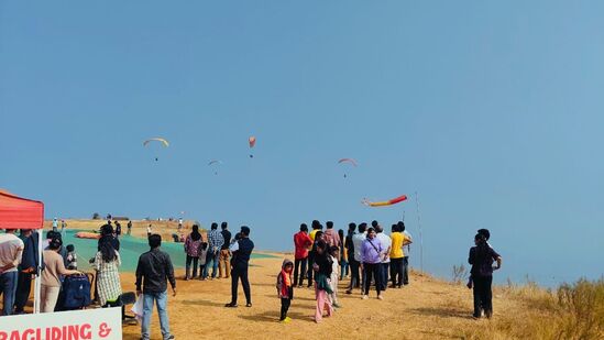 ತನ್ನ ಊರಿನ ಸಮೀಪದಲ್ಲಿಯೇ ಪ್ಯಾರಾ ಗ್ಲೈಡಿಂಗ್‌ ಪ್ರವಾಸೋದ್ಯಮ ಚಟುವಟಿಕೆ ನಡೆಯುತ್ತದೆ. ಅದನ್ನು ನಡೆಸುವ ಗೋವಿಂದ ಯಾವ್ಳೆ ಎನ್ನುವ &nbsp;ಸ್ನೇಹಿತನಿಗೆ ಸಮರ್ಥ್‌ ಕರೆ ಮಾಡಿ ಪರಿಸ್ಥಿತಿ ವಿವರಿಸಿದ.