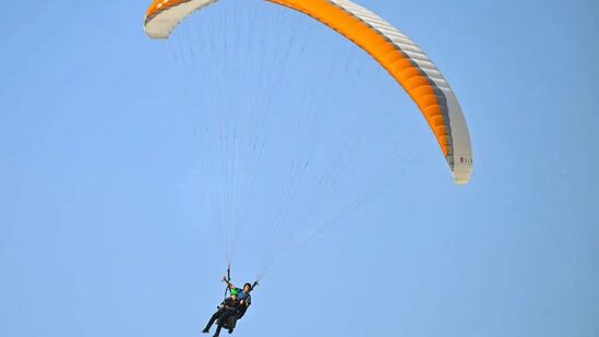 ಇಬ್ಬರಿದ್ದ ಪ್ಯಾರಾಗ್ಲೈಡಿಂಗ್‌ ಮೂಲಕ ಹೊರಟು ಬರೀ ಹದಿನೈದು ನಿಮಿಷದಲ್ಲಿ ಕಾಲೇಜು ಅಂಗಳ ತಲುಪಿತ್ತು. ಸಮರ್ಥ್‌ನನ್ನು ಅಲ್ಲಿಗೆ ಇಳಿಸಲಾಯಿತು. ಆತ ನಿಗದಿತ ಅವಧಿಗಿಂತ ಮೊದಲೇ ಪರೀಕ್ಷಾ ಕೇಂದ್ರ ತಲುಪಿ ಸುಸೂತ್ರವಾಗಿ ಪರೀಕ್ಷೆಯನ್ನೂ ಎದುರಿಸಿದ. ಈ ಸುದ್ದಿ ಈಗ ಭಾರೀ ವೈರಲ್‌ ಆಗಿದೆ.