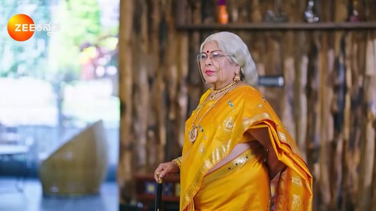 ಸದ್ಯ ತಾನು ಗರ್ಭಿಣಿ ಎಂಬ ವಿಚಾರವನ್ನು ಭೂಮಿಕಾ, ಗೌತಮ್ ದಿವಾನ್ಗೆ ತಿಳಿಸಿಲ್ಲ. ಆದರೆ, ಈಕೆಯ ಬದಲಾದ ವರ್ತನೆ ನೋಡಿ ಅಜ್ಜಮ್ಮನಿಗೆ ಅನುಮಾನ ಬಂದಿದೆ. "ಇದು ಅದೇ" ಎಂದು ಹೇಳಿದ್ದಾರೆ. ಸದ್ಯ ತಾನು ಗರ್ಭಿಣಿ ಎಂಬ ವಿಚಾರವನ್ನು ಭೂಮಿಕಾ, ಗೌತಮ್ ದಿವಾನ್ಗೆ ತಿಳಿಸಿಲ್ಲ. ಆದರೆ, ಈಕೆಯ ಬದಲಾದ ವರ್ತನೆ ನೋಡಿ ಅಜ್ಜಮ್ಮನಿಗೆ ಅನುಮಾನ ಬಂದಿದೆ. "ಇದು ಅದೇ" ಎಂದು ಹೇಳಿದ್ದಾರೆ. 