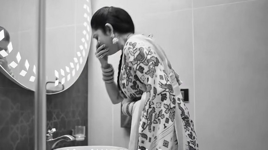 ಅಮೃತಧಾರೆ ಧಾರಾವಾಹಿಯ ಇಂದಿನ ಸಂಚಿಕೆಯ ಪ್ರೊಮೊವನ್ನು ಜೀ ಕನ್ನಡ ವಾಹಿನಿ ಸೋಷಿಯಲ್ ಮೀಡಿಯಾಗಳಲ್ಲಿ ಬಿಡುಗಡೆ ಮಾಡಿದೆ. ಈ ಪ್ರೊಮೊದಲ್ಲಿ ಭೂಮಿಕಾ ವಾಮಿಟ್ ಮಾಡುವ ದೃಶ್ಯವಿದೆ. ಈ ಹಿಂದೆಯೂ ಒಂದೆರಡು ಬಾರಿ ಇದೇ ರೀತಿ ವಾಮಿಟ್ ಮಾಡಿದ್ದಾರೆ. ಈ ಮೂಲಕ ಈಕೆ ಗರ್ಭಿಣಿ ಎಂದು ಸೂಚ್ಯವಾಗಿ ತೋರಿಸಲಾಗಿದೆ. ಅಮೃತಧಾರೆ ಧಾರಾವಾಹಿಯ ಇಂದಿನ ಸಂಚಿಕೆಯ ಪ್ರೊಮೊವನ್ನು ಜೀ ಕನ್ನಡ ವಾಹಿನಿ ಸೋಷಿಯಲ್ ಮೀಡಿಯಾಗಳಲ್ಲಿ ಬಿಡುಗಡೆ ಮಾಡಿದೆ. ಈ ಪ್ರೊಮೊದಲ್ಲಿ ಭೂಮಿಕಾ ವಾಮಿಟ್ ಮಾಡುವ ದೃಶ್ಯವಿದೆ. ಈ ಹಿಂದೆಯೂ ಒಂದೆರಡು ಬಾರಿ ಇದೇ ರೀತಿ ವಾಮಿಟ್ ಮಾಡಿದ್ದಾರೆ. ಈ ಮೂಲಕ ಈಕೆ ಗರ್ಭಿಣಿ ಎಂದು ಸೂಚ್ಯವಾಗಿ ತೋರಿಸಲಾಗಿದೆ. 