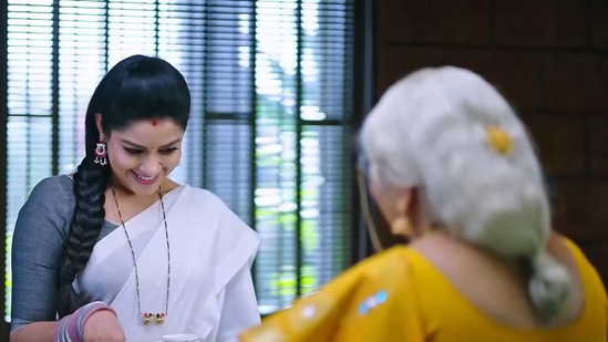 ಪ್ರೊಮೊದಲ್ಲಿ ಇಷ್ಟು ವಿಚಾರಗಳಿವೆ. ಇದೇ ಸಮಯದಲ್ಲಿ ಪ್ರೊಮೊಗೆ ಸಾಕಷ್ಟು ಜನರು ಕಾಮೆಂಟ್ ಮಾಡಿದ್ದಾರೆ. ಈ ಸೀರಿಯಲ್ ಮುಂದೆ ಏನಾಗಬಹುದು ಎಂದು ತಮಗೆ ತೋಚಿದಂತೆ ಕಾಮೆಂಟ್ ಮಾಡಿದ್ದಾರೆ. "ನಿರ್ದೇಶಕರು ಮಗುವಿನ ಅಬಾರ್ಷನ್ ಮಾಡಿಸಲು ಪ್ಲ್ಯಾನ್ ಮಾಡ್ತಾ ಇರಬಹುದು" ಎಂದು ಕೆಲವರು ಕಾಮೆಂಟ್ ಮಾಡಿದ್ದಾರೆ. ಪ್ರೊಮೊದಲ್ಲಿ ಇಷ್ಟು ವಿಚಾರಗಳಿವೆ. ಇದೇ ಸಮಯದಲ್ಲಿ ಪ್ರೊಮೊಗೆ ಸಾಕಷ್ಟು ಜನರು ಕಾಮೆಂಟ್ ಮಾಡಿದ್ದಾರೆ. ಈ ಸೀರಿಯಲ್ ಮುಂದೆ ಏನಾಗಬಹುದು ಎಂದು ತಮಗೆ ತೋಚಿದಂತೆ ಕಾಮೆಂಟ್ ಮಾಡಿದ್ದಾರೆ. "ನಿರ್ದೇಶಕರು ಮಗುವಿನ ಅಬಾರ್ಷನ್ ಮಾಡಿಸಲು ಪ್ಲ್ಯಾನ್ ಮಾಡ್ತಾ ಇರಬಹುದು" ಎಂದು ಕೆಲವರು ಕಾಮೆಂಟ್ ಮಾಡಿದ್ದಾರೆ. 