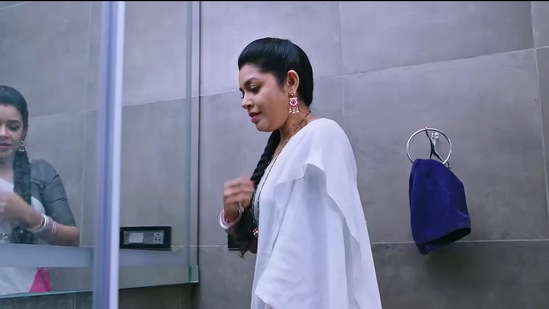 ವೀಕ್ಷಕರ ಕೆಲವು ಕಾಮೆಂಟ್ಗಳು ಈ ಮುಂದಿನಂತೆ ಇವೆ. "ಸದ್ಯಕ್ಕೆ ಮಕ್ಕಳು ಆಗಲ್ಲ , ಏಕೆಂದ್ರೆ ಮನೆಯ ಒಳಗೆ ಇರೋರು ಅಬಾಶನ್ ಆಗೋ ತರಹ ಮಾಡುತ್ತಾರೆ" "ಒರಿಜಿನಲ್ ಸ್ಟೋರಿ ಪ್ರಕಾರ ಕಥೆ ಬಂದರೆ ಮಗು ಆಗೋ ಟೈಂ ಗೆ ಇಬ್ಬರೂ ಜೊತೆಗೆ ಇರಲ್ಲ" "ಲಕ್ಕಿ ಲಕ್ಷ್ಮಿಕಾಂತ್ ಕೇಳಿಸಿಕೊಂಡೇ ಬಿಟ್ರು. sister sister ಅಂತಾ ಸೂಪರ್ acting ಮಾಡಿದ್ದಾರೆ" ಎಂದು ಕೆಲವರು ಕಾಮೆಂಟ್ ಮಾಡಿದ್ದಾರೆ. ವೀಕ್ಷಕರ ಕೆಲವು ಕಾಮೆಂಟ್ಗಳು ಈ ಮುಂದಿನಂತೆ ಇವೆ. "ಸದ್ಯಕ್ಕೆ ಮಕ್ಕಳು ಆಗಲ್ಲ , ಏಕೆಂದ್ರೆ ಮನೆಯ ಒಳಗೆ ಇರೋರು ಅಬಾಶನ್ ಆಗೋ ತರಹ ಮಾಡುತ್ತಾರೆ" "ಒರಿಜಿನಲ್ ಸ್ಟೋರಿ ಪ್ರಕಾರ ಕಥೆ ಬಂದರೆ ಮಗು ಆಗೋ ಟೈಂ ಗೆ ಇಬ್ಬರೂ ಜೊತೆಗೆ ಇರಲ್ಲ" "ಲಕ್ಕಿ ಲಕ್ಷ್ಮಿಕಾಂತ್ ಕೇಳಿಸಿಕೊಂಡೇ ಬಿಟ್ರು. sister sister ಅಂತಾ ಸೂಪರ್ acting ಮಾಡಿದ್ದಾರೆ" ಎಂದು ಕೆಲವರು ಕಾಮೆಂಟ್ ಮಾಡಿದ್ದಾರೆ.