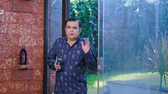 ಭೂಮಿಕಾ ಮತ್ತು ಅಜ್ಜಿ ಮಾತನಾಡುವುದನ್ನು ಮರೆಯಲ್ಲಿ ಲಕ್ಕಿ ಲಕ್ಷ್ಮಿಕಾಂತ್ ಕೇಳಿಸಿಕೊಂಡಿದ್ದಾನೆ. ಈ ವಿಚಾರ ಅಕ್ಕನ ಕಿವಿಗೆ ಮುಟ್ಟಿಸಬೇಕು ಎಂದುಕೊಂಡಿದ್ದಾನೆ. "ಸಿಸ್ಟರ್.. ಸಿಸ್ಟರ್...." ಎಂದು ತಕ್ಷಣ ಈ ವಿಚಾರ ಅಕ್ಕ ಶಕುಂತಲಾದೇವಿ ಕಿವಿಗೆ ಲಕ್ಷ್ಮಿಕಾಂತ್ ಹಾಕಬಹುದು. ಭೂಮಿಕಾ ಮತ್ತು ಅಜ್ಜಿ ಮಾತನಾಡುವುದನ್ನು ಮರೆಯಲ್ಲಿ ಲಕ್ಕಿ ಲಕ್ಷ್ಮಿಕಾಂತ್ ಕೇಳಿಸಿಕೊಂಡಿದ್ದಾನೆ. ಈ ವಿಚಾರ ಅಕ್ಕನ ಕಿವಿಗೆ ಮುಟ್ಟಿಸಬೇಕು ಎಂದುಕೊಂಡಿದ್ದಾನೆ. "ಸಿಸ್ಟರ್.. ಸಿಸ್ಟರ್...." ಎಂದು ತಕ್ಷಣ ಈ ವಿಚಾರ ಅಕ್ಕ ಶಕುಂತಲಾದೇವಿ ಕಿವಿಗೆ ಲಕ್ಷ್ಮಿಕಾಂತ್ ಹಾಕಬಹುದು. 