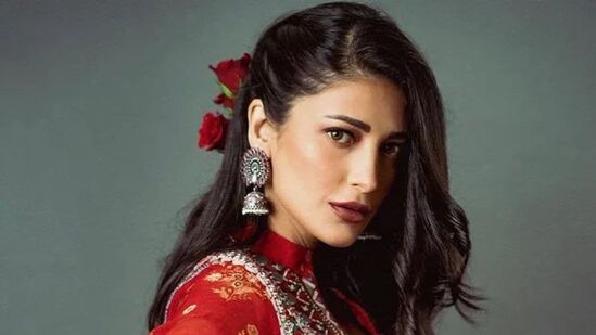 ಶ್ರುತಿ ಹಾಸನ್‌: ದಕ್ಷಿಣ ಮತ್ತು ಬಾಲಿವುಡ್ ಚಲನಚಿತ್ರಗಳಲ್ಲಿ ಕೆಲಸ ಮಾಡುತ್ತಿರುವ ನಟಿ ಶ್ರುತಿ ಹಾಸನ್, ಐಸಿಡ್ರೊ ಎಂಬ ಹೆಸರಿನ ಸ್ವಂತ ಪ್ರೊಡಕ್ಷನ್ ಹೌಸ್‌ ಹೊಂದಿದ್ದಾರೆ.&nbsp;