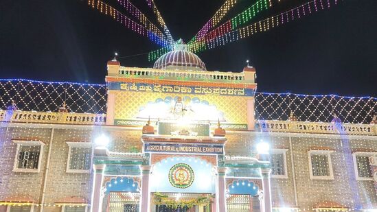 ಸಿದ್ಧಗಂಗಾ ಜಾತ್ರಾ ಮಹೋತ್ಸವದಲ್ಲಿ ಕೃಷಿ ಮತ್ತು ಕೈಗಾರಿಕಾ ವಸ್ತು ಪ್ರದರ್ಶನ ಉದ್ಘಾಟನೆಗೊಂಡಿದೆ. ಮೊದಲ ದಿನ ಬೆಳಕಿನಿಂದ ಕಂಗೊಳಿಸಿದ ಪ್ರದರ್ಶನದ ನೋಟ.
