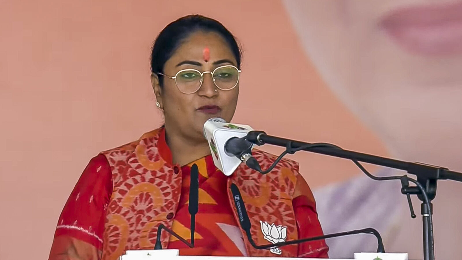 ದೆಹಲಿಯ 4ನೇ ಮಹಿಳಾ ಸಿಎಂ ಆಗಿ ರೇಖಾ ಗುಪ್ತಾ ಪ್ರಮಾಣ, ಕ್ಯಾಬಿನೆಟ್ ಸದಸ್ಯರಲ್ಲಿ ಮಾಜಿ ಎಎಪಿ ಶಾಸಕ ಕಪಿಲ್ ಮಿಶ್ರಾ ಕೂಡಾ ಇದ್ದಾರೆ-ಚಿತ್ರನೋಟ