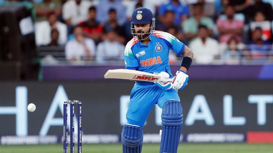 ವಿರಾಟ್ ಕೊಹ್ಲಿ ಈ ಪಟ್ಟಿಯಲ್ಲಿ ಮೂರನೇ ಸ್ಥಾನಕ್ಕೆ ಕುಸಿದಿದ್ದಾರೆ. ಬ್ಯಾಟಿಂಗ್ ಸೂಪರ್​ ಸ್ಟಾರ್ ಕೊಹ್ಲಿ 68 ಇನ್ನಿಂಗ್ಸ್​ಗಳಲ್ಲಿ 8 ಶತಕ ಸಿಡಿಸಿದ್ದರು.