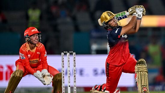 ಹಾಲಿ ಚಾಂಪಿಯನ್ ರಾಯಲ್ ಚಾಲೆಂಜರ್ಸ್ ಬೆಂಗಳೂರು-ಗುಜರಾತ್ ಜೈಂಟ್ಸ್ ನಡುವಿನ 3ನೇ ಆವೃತ್ತಿಯ ಡಬ್ಲ್ಯುಪಿಎಲ್ ಉದ್ಘಾಟನಾ ಪಂದ್ಯವು ವೀಕ್ಷಣೆ ಸಂಖ್ಯೆಯಲ್ಲಿ ಎಲ್ಲಾ ದಾಖಲೆಗಳನ್ನು ಮುರಿದಿದೆ. ಹಾಲಿ ಚಾಂಪಿಯನ್ ರಾಯಲ್ ಚಾಲೆಂಜರ್ಸ್ ಬೆಂಗಳೂರು-ಗುಜರಾತ್ ಜೈಂಟ್ಸ್ ನಡುವಿನ 3ನೇ ಆವೃತ್ತಿಯ ಡಬ್ಲ್ಯುಪಿಎಲ್ ಉದ್ಘಾಟನಾ ಪಂದ್ಯವು ವೀಕ್ಷಣೆ ಸಂಖ್ಯೆಯಲ್ಲಿ ಎಲ್ಲಾ ದಾಖಲೆಗಳನ್ನು ಮುರಿದಿದೆ.