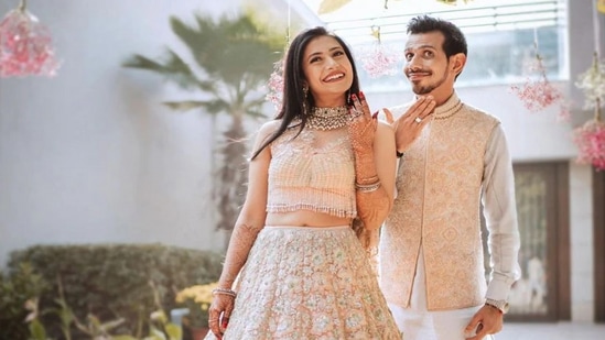 ಭಾರತ ತಂಡದ ಲೆಗ್​ ಸ್ಪಿನ್ನರ್ ಯುಜ್ವೇಂದ್ರ ಚಹಲ್ ಮತ್ತು ಅವರ ಪತ್ನಿ ಧನಶ್ರೀ ವರ್ಮಾ ಅಧಿಕೃತವಾಗಿ ವಿಚ್ಛೇದನ ಪಡೆದಿದ್ದಾರೆ. ಮುಂಬೈನ ಕೌಟುಂಬಿಕ ನ್ಯಾಯಾಲಯದಲ್ಲಿ ದಂಪತಿಗಳು ಫೆಬ್ರವರಿ 20ರ ಗುರುವಾರ ವಿಚ್ಛೇದನದ ಅಂತಿಮ ಪ್ರಕ್ರಿಯೆ ಪೂರ್ಣಗೊಳಿಸಿದ್ದಾರೆ. ಕಳೆದ 18 ತಿಂಗಳಿಂದ ಪ್ರತ್ಯೇಕವಾಗಿ ವಾಸಿಸುತ್ತಿರುವ ಇಬ್ಬರೂ ಡಿವೋರ್ಸ್​ಗೆ ಕಾರಣವನ್ನೂ ಬಹಿರಂಗಪಡಿಸಿದ್ದಾರೆ.