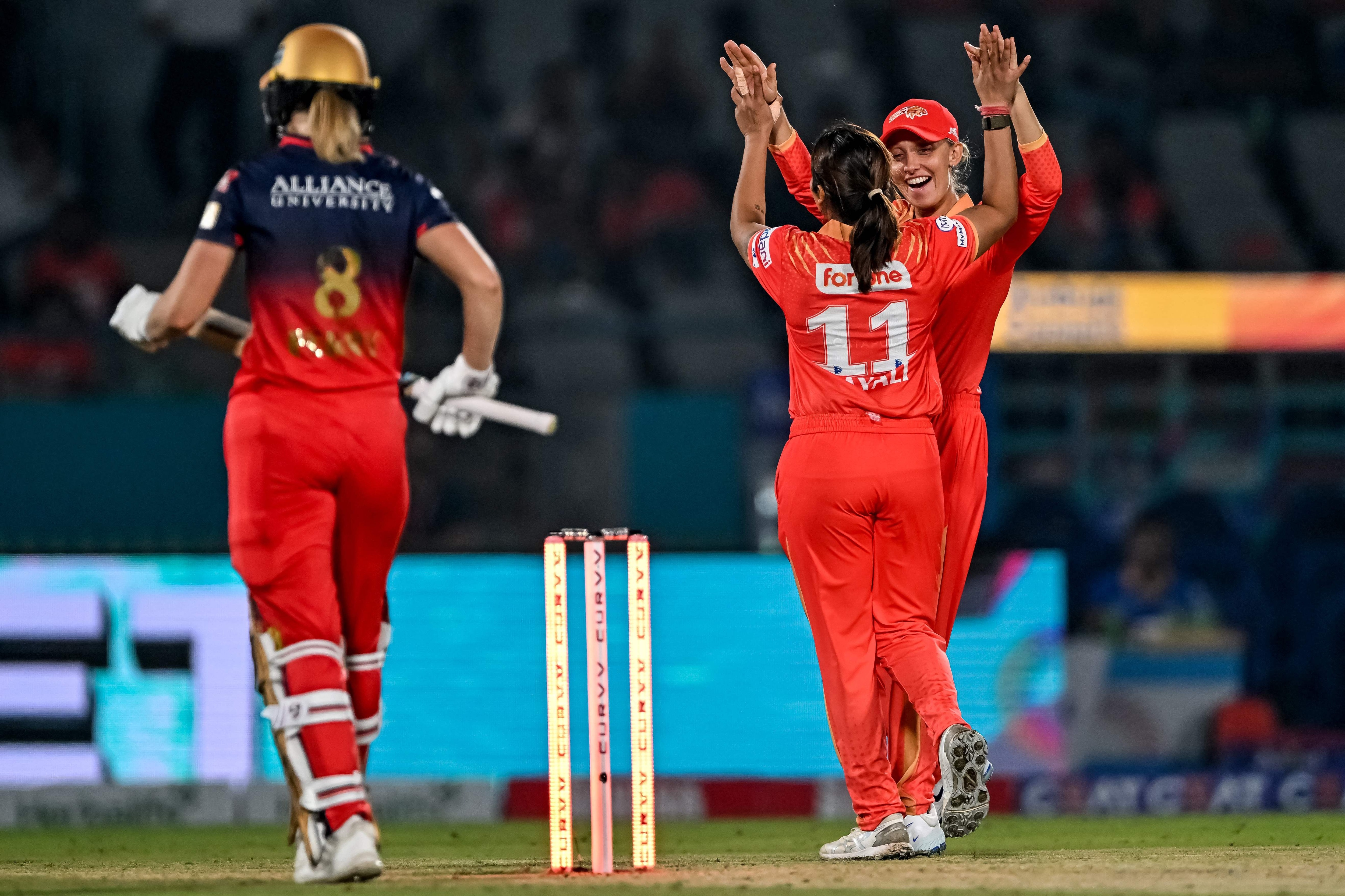 ಗುಜರಾತ್-ಆರ್ಸಿಬಿ ಪಂದ್ಯವು ಸಾಕಷ್ಟು ರೋಚಕತೆಯಿಂದ ಕೂಡಿತ್ತು. ಗುಜರಾತ್ ವಿರುದ್ಧ 202 ರನ್ಗಳ ಗುರಿ ಬೆನ್ನತ್ತಿದ ಆರ್ಸಿಬಿ ಅತಿ ಹೆಚ್ಚು ರನ್ ಚೇಸ್ ಮಾಡಿ ಗೆದ್ದ ಸಾಧನೆ ಮಾಡಿತು. ಗುಜರಾತ್-ಆರ್ಸಿಬಿ ಪಂದ್ಯವು ಸಾಕಷ್ಟು ರೋಚಕತೆಯಿಂದ ಕೂಡಿತ್ತು. ಗುಜರಾತ್ ವಿರುದ್ಧ 202 ರನ್ಗಳ ಗುರಿ ಬೆನ್ನತ್ತಿದ ಆರ್ಸಿಬಿ ಅತಿ ಹೆಚ್ಚು ರನ್ ಚೇಸ್ ಮಾಡಿ ಗೆದ್ದ ಸಾಧನೆ ಮಾಡಿತು.