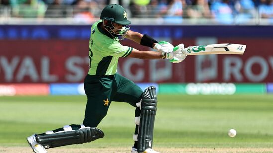 ಆರಂಭಿಕನಾಗಿ ಕಣಕ್ಕಿಳಿದು ತಾನು ಎದುರಿಸಿದ 26 ಎಸೆತಗಳಲ್ಲಿ 5 ಬೌಂಡರಿ ಸಹಿತ 23 ರನ್ ಬಾರಿಸಿದ ಬಾಬರ್​, ಪಾಕ್​ಗೆ ಉತ್ತಮ ಆರಂಭದ ಭರವಸೆ ನೀಡಿದರು. ಆದರೆ ಹಾರ್ದಿಕ್ ಪಾಂಡ್ಯ ಬೌಲಿಂಗ್​ನಲ್ಲಿ ವಿಕೆಟ್​ ಕೀಪರ್​ಗೆ ಕ್ಯಾಚ್ ಕೊಟ್ಟು ಹೊರ ನಡೆದರು.