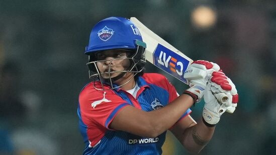 ಡೆಲ್ಲಿ ಕ್ಯಾಪಿಟಲ್ಸ್ ಡ್ಯಾಶಿಂಗ್ ಓಪನರ್ ಶಫಾಲಿ ವರ್ಮಾ ಕೂಡ ಅದ್ಭುತವಾಗಿ ಬ್ಯಾಟಿಂಗ್ ನಡೆಸಿದ್ದಾರೆ. ಯುವ ಆಟಗಾರ್ತಿ 4ನೇ ಸ್ಥಾನದಲ್ಲಿದ್ದಾರೆ. ಶೆಫಾಲಿ 22 ಇನ್ನಿಂಗ್ಸ್ಗಳಲ್ಲಿ 654 ರನ್ ಗಳಿಸಿದ್ದಾರೆ. ಡೆಲ್ಲಿ ಕ್ಯಾಪಿಟಲ್ಸ್ ಡ್ಯಾಶಿಂಗ್ ಓಪನರ್ ಶಫಾಲಿ ವರ್ಮಾ ಕೂಡ ಅದ್ಭುತವಾಗಿ ಬ್ಯಾಟಿಂಗ್ ನಡೆಸಿದ್ದಾರೆ. ಯುವ ಆಟಗಾರ್ತಿ 4ನೇ ಸ್ಥಾನದಲ್ಲಿದ್ದಾರೆ. ಶೆಫಾಲಿ 22 ಇನ್ನಿಂಗ್ಸ್ಗಳಲ್ಲಿ 654 ರನ್ ಗಳಿಸಿದ್ದಾರೆ. 