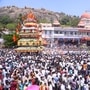 ಕಲ್ಪತರು ನಾಡು ತುಮಕೂರಿನಲ್ಲಿ ಗುರುವಾರ ಎಲ್ಲಿ ನೋಡಿದರೂ ಜನವೋ ಜನ. ಸಿದ್ದಗಂಗಾ ಮಠದ ಸಿದ್ದಲಿಂಗೇಶ್ವರ ಜಾತ್ರೆಯ ರಥೋತ್ಸವದ ಸಡಗರ. <p>ಕಲ್ಪತರು ನಾಡು ತುಮಕೂರಿನಲ್ಲಿ ಗುರುವಾರ ಎಲ್ಲಿ ನೋಡಿದರೂ ಜನವೋ ಜನ. ಸಿದ್ದಗಂಗಾ ಮಠದ ಸಿದ್ದಲಿಂಗೇಶ್ವರ ಜಾತ್ರೆಯ ರಥೋತ್ಸವದ ಸಡಗರ.</p>